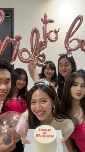 Thalia Ivanka Instagram - Sebelum dia sah menjadi istri, mari kita rayakan kebersamaan kita dari remaja hingga dewasa.

kita selalu bersama dari Shania suka spongebob, makan baso di krida loka tiap hari dan minum teh manis tiap hari. 
(tapi sekarang dia makan sehat ya🥹)

sebelum itu tidak ada pikiran ya kapan ya nikah kapan ya apa karna memang kita dari show ke show🙏🏻😂

kemampuan teman saya ini dari dulu dia pandai sekali membuat orang lain tenang, nyaman, walau kadang dia yang malah tidak tenang. alias overthinking.

kami semua yakin shanjung bisa menjadi istri yang baik karna dia sudah pernah kerja keras dari 5 tahun main sinetron terus sekarang 25 tahun tetap kerja keras.

akan jadi ibu yang baik karna kami yakin dia bisa.

pokonya shanju numero uno deh.
sehat sehat, semoga sampai hari H kedua mempelai yang sibuk ini bisa selalu dalam lindungan Tuhan.

thankyou @jonatanchristieofficial sudah sabar sama teman saya ini, pokonya kami titip duta hotpot ini padamu🙏🏻
.
video by @_kennethyo
.
with my bestfiends @karinaastrid @thaliaivanka @_kennethyo @sonianatalia_w @shanju .
luv you guys, jauh dekat kita akan selalu bersama🩷🥰😭