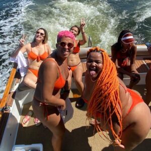Thamirys Borsan Instagram - ontem o dia foi meu e delas, as mulheres que fazem parte da minha vida e dividem tudo comigo e eu divido tudo com elas. minhas irmãs! todas elas eu tenho relações profundas e momentos duramente tristes e intensamente felizes. tudo com elas e por elas.
várias outras pessoas importantes deveriam estar nesse dia, mas elas são as senhoras representantes! 
acreditam que elas decidiram ir todas de bikini laranja por ideia delas mesmas???? ELA SÃO LINDAS E MINHAS MAIORES INCENTICADORAS. 
Que se contaminam e contaminam a laranjona aquiiiii.
 28 anos amigos!!! CADÊ OS MEUS PARABÉNS???? 🤪🧡