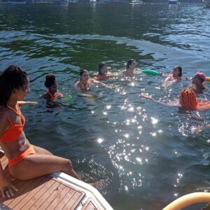 Thamirys Borsan Instagram - ontem o dia foi meu e delas, as mulheres que fazem parte da minha vida e dividem tudo comigo e eu divido tudo com elas. minhas irmãs! todas elas eu tenho relações profundas e momentos duramente tristes e intensamente felizes. tudo com elas e por elas.
várias outras pessoas importantes deveriam estar nesse dia, mas elas são as senhoras representantes! 
acreditam que elas decidiram ir todas de bikini laranja por ideia delas mesmas???? ELA SÃO LINDAS E MINHAS MAIORES INCENTICADORAS. 
Que se contaminam e contaminam a laranjona aquiiiii.
 28 anos amigos!!! CADÊ OS MEUS PARABÉNS???? 🤪🧡
