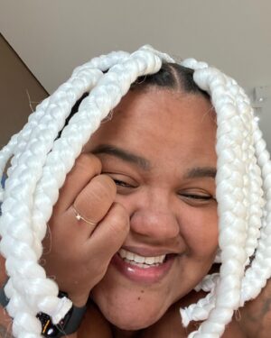 Thamirys Borsan Instagram - (talvez esse texto fique meio ?????? ele é mais pra mim do que pra vocês)
2021!!!!!!!!!
eu era outra pessoa antes desse ano.
o ano que eu comecei afim de realizar sonhos.
todos que eu pudesse.
mas aí, nesse ano minha mãe foi embora, pra sempre.
e eu pus uma pedra na vontade de sonhar e esse virou o ano que eu mais chorei na vida.
agora no final dele, eu resolvi (sem coragem alguma) falar comigo mesma.
esse é um recado pra Thamirys que nasceu sonhando e que tá aqui dentro acuada em algum lugar… não temos tempo a perder. não tem essa história de “ano que vem eu…” você sabe melhor do que ninguém que não temos tempo de esperar o ano virar na fé de que nossa energia vai mudar.
não dá tempo de nada. nem se despedir dela a gente pôde.
então nesse fim de ano eu decidi continuar realizando sonhos, mesmo que nossa cabeça queira ficar deitada duvidando de cada um deles.
fiz uma trança que eu sempre imaginei fazer e nunca fiz… (uns são bobos, mas são meus)
comprei uma passagem pra conhecer o lugar que eu mais queria conhecer no mundo, depois cancelei, depois comprei de novo… (brigando comigo mesma)
nem minhas amigas acreditavam mais que eu ia vir. de tanto: “ah não sei… vamo vendo…” que eu disse pra elas.
deixei pra reservar um lugar pra ficar ontem, porque eu não acreditava que viria mesmo, até na hora de entrar no avião, eu olhei pra trás procurando respostas (literalmente, juro!)… sendo que eu sei que não sei de nada, nem o porquê do que aconteceu, nem o como será… 
tô vivendo num impulso, pra consegui seguir… seguir sonhando pra nunca deixar de sonhar.

ps: aluguei um carro econômico pra eu não ficar sozinha dependendo de carro de app, na hora de retirar o carro, a balconista disse que eu ganharia um upgrade… e é o carro que eu sonhei em comprar e não tive grana.
“e ainda combina com a trança” como disse a moça da locadora :’)

ps2: meu cartão tá chorandoooooo… é uma de mim falando - “vai dar merda!” - mas não vai não! chega de dar merdaaaa! 😮‍💨🥺