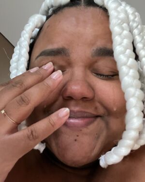 Thamirys Borsan Instagram - (talvez esse texto fique meio ?????? ele é mais pra mim do que pra vocês)
2021!!!!!!!!!
eu era outra pessoa antes desse ano.
o ano que eu comecei afim de realizar sonhos.
todos que eu pudesse.
mas aí, nesse ano minha mãe foi embora, pra sempre.
e eu pus uma pedra na vontade de sonhar e esse virou o ano que eu mais chorei na vida.
agora no final dele, eu resolvi (sem coragem alguma) falar comigo mesma.
esse é um recado pra Thamirys que nasceu sonhando e que tá aqui dentro acuada em algum lugar… não temos tempo a perder. não tem essa história de “ano que vem eu…” você sabe melhor do que ninguém que não temos tempo de esperar o ano virar na fé de que nossa energia vai mudar.
não dá tempo de nada. nem se despedir dela a gente pôde.
então nesse fim de ano eu decidi continuar realizando sonhos, mesmo que nossa cabeça queira ficar deitada duvidando de cada um deles.
fiz uma trança que eu sempre imaginei fazer e nunca fiz… (uns são bobos, mas são meus)
comprei uma passagem pra conhecer o lugar que eu mais queria conhecer no mundo, depois cancelei, depois comprei de novo… (brigando comigo mesma)
nem minhas amigas acreditavam mais que eu ia vir. de tanto: “ah não sei… vamo vendo…” que eu disse pra elas.
deixei pra reservar um lugar pra ficar ontem, porque eu não acreditava que viria mesmo, até na hora de entrar no avião, eu olhei pra trás procurando respostas (literalmente, juro!)… sendo que eu sei que não sei de nada, nem o porquê do que aconteceu, nem o como será… 
tô vivendo num impulso, pra consegui seguir… seguir sonhando pra nunca deixar de sonhar.

ps: aluguei um carro econômico pra eu não ficar sozinha dependendo de carro de app, na hora de retirar o carro, a balconista disse que eu ganharia um upgrade… e é o carro que eu sonhei em comprar e não tive grana.
“e ainda combina com a trança” como disse a moça da locadora :’)

ps2: meu cartão tá chorandoooooo… é uma de mim falando - “vai dar merda!” - mas não vai não! chega de dar merdaaaa! 😮‍💨🥺