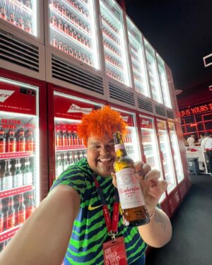 Thamirys Borsan Instagram - @budweiser_br… eu te amo! 
Obrigada por me fazer realizar sonhos que eu nunca nem me permiti sonhar. 
Sonhos que eram da minha mãe…
Dona Márcia, tô vendo seu Brasil ao vivo do Qatar, essa é pra você. 
Se você não entendeu, entenda… Bud é A cerveja da negrona aqui ❤️

#Publi
#BebaComModeração
#CopaComBud
#AturaoBaile
#Yourstotake
#BudX
#BudXDoha