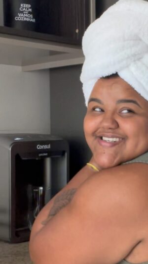 Thamirys Borsan Instagram - tem ninguém se estressando por besteira nesse verão, não né? tô aqui pra desejar um verão sem perrengue pra vocês! por isso a melhor dica desse verão é um purificador da @Consul, pra você ter sempre um copo de água na temperatura certa pra encarar o calorão. #DicaBemPensada *publi