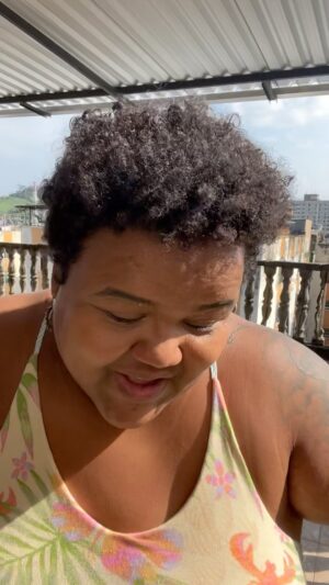 Thamirys Borsan Instagram - Whisky é a bebida do carioca sim!!! e quem não gosta de bebida quente, é porque ainda não conheceu @blackandwhitebrasil com sabor laranja!!!!!!!!! a refrescância pra carioca nenhum passar calor.

Compre o seu pelo app Alô Madruga, e usando o cupom: EXPERIENCIAORANGE, você receberá um Kit com copo exclusivo. 

Aprecie com moderação. Não compartilhe com menores de 18 anos.
#MelhorJuntos