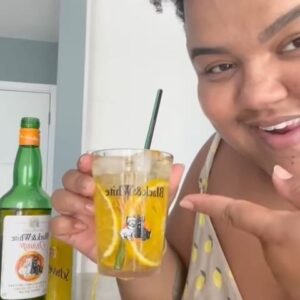 Thamirys Borsan Instagram - Diz pra mim que essa bebida não é minha cara???? Laranjinha é tudo e vai com tudo! Não tô falando de mim (agora) to falando desse lançamento da Black & White ORANGE.
Sério, delicinha. Beber Whisky nunca foi tão fácil 😋🧡

Compre no app Alô Madruga, e usando o cupom: EXPERIENCIAORANGE, você receberá um Kit com copo exclusivo igual a este.

Aprecie com moderação. Não compartilhe com menores de 18 anos.