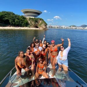 Thamirys Borsan Instagram - ontem o dia foi meu e delas, as mulheres que fazem parte da minha vida e dividem tudo comigo e eu divido tudo com elas. minhas irmãs! todas elas eu tenho relações profundas e momentos duramente tristes e intensamente felizes. tudo com elas e por elas.
várias outras pessoas importantes deveriam estar nesse dia, mas elas são as senhoras representantes! 
acreditam que elas decidiram ir todas de bikini laranja por ideia delas mesmas???? ELA SÃO LINDAS E MINHAS MAIORES INCENTICADORAS. 
Que se contaminam e contaminam a laranjona aquiiiii.
 28 anos amigos!!! CADÊ OS MEUS PARABÉNS???? 🤪🧡
