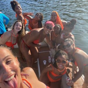 Thamirys Borsan Instagram - ontem o dia foi meu e delas, as mulheres que fazem parte da minha vida e dividem tudo comigo e eu divido tudo com elas. minhas irmãs! todas elas eu tenho relações profundas e momentos duramente tristes e intensamente felizes. tudo com elas e por elas.
várias outras pessoas importantes deveriam estar nesse dia, mas elas são as senhoras representantes! 
acreditam que elas decidiram ir todas de bikini laranja por ideia delas mesmas???? ELA SÃO LINDAS E MINHAS MAIORES INCENTICADORAS. 
Que se contaminam e contaminam a laranjona aquiiiii.
 28 anos amigos!!! CADÊ OS MEUS PARABÉNS???? 🤪🧡