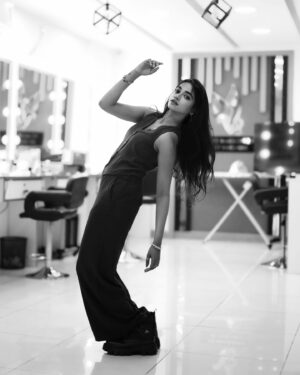 Thamizh Selvi Instagram - Find what’s wrong in the b/w picture 🔎
Makeup: @v2_makeover 
Photographer: @star_dhoosii