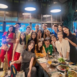 Thamrong Cunpisut Instagram - อยากลงไว้เพื่อเก็บเป็นความทรงจำ ว่าละครเรื่องแรกในชีวิต ละครที่เราได้เข้าไปมีส่วนร่วม คือละครที่ดีและมีคุณภาพขนาดนี้ ขอบคุณพี่จ๋าที่ให้ฟาเข้าไปเป็นส่วนหนึ่งของความทรงจำดี ๆ แบบนี้ รอบที่หนึ่งหมื่นฮะ @yossiebistro 5555555 🤣
#มาตาลดา
