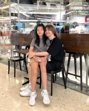 Thana Suttikamol Instagram - เด็กไปเที่ยวทะเลมา ผิวเข้มขึ้นเยอะเลย ☺️ พาไปซื้อเสื้อผ้า ใส่ของผู้ใหญ่ไซส์เล็กสุดแล้ว กลับมาเจอรอบนี้โตขึ้นเยอะเลย แล้วเราจะไม่แก่ได้ไง จะอยู่ดูแลนู๋ให้นานที่สุดนะ..เท่าที่จะทำได้… #เด็กถามถึงคอนเสิร์ตว่ามีเมื่อไหร่ #สงสัยอยากไปดู #แอบดีใจ 🥰❤️