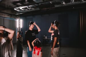 Thanavate Siriwattanakul Instagram - วันก่อนพามามิไป ‘ดู เล่น’ ละครเวที The Choreography โดยกลุ่มละครเวที Johanssons Pelargoner Och Dans จากสวีเดนในเทศกาลละครนานาชาติสำหรับเด็ก BICTFest 
…
อ่านไม่ผิดครับ ละครเรื่องนี้พิเศษตรงที่เราไม่ใช่คนดู แต่ต้องเป็นคนแสดง(ที่สามารถดูคนรอบข้าง และสังเกตตัวเองไปด้วย)
โดยตอนเริ่ม ทุกคนจะได้หูฟังคนละอัน สิ่งที่เราต้องทำคือฟังคำสั่งจากหูฟังและทำตามครับ
โดยแต่ละคนจะได้รับคำสั่งที่แตกต่างกันบ้าง เหมือนกันบ้าง
บาง actions ก็จะอยู่กับตัวเอง
บาง actions ก็ทำร่วมกับคนอื่น หรือทำร่วมกันหมดเลยก็มี

ความรู้สึกหลังจากเข้าร่วมคือ สนุก !!
จนคิดว่าเวลา 30 นาทีทำไมมันเร็วจัง นานกว่านี้ได้มั้ย
แต่ไม่ใช่แค่สนุกเท่านั้น เรายังได้สำรวจตัวเอง ตั้งคำถามกับตัวเองอีกด้วย
และถ้าพ่อแม่คนไหนมีลูกตั้งแต่ 7 ขวบขึ้นไปสามารถพามาร่วมเล่นไปด้วยกันได้เลยนะ เราก็จะได้แอบดูการฟังคำสั่ง การคิด ตัดสินใจ และการ interact ของลูกเรากับคนอื่นไปด้วย
ขอบคุณพี่เอ๋มากๆ นะครับที่ชวนไปดู ☺️

ลองดูรอบวันและเวลา รวมถึงโปรแกรมอื่นๆ ของ BICTFest ได้เลยนะครับ
จัดตั้งแต่วันที่ 1-11 สิงหาคมนี้ กับ 13 การแสดงหาดูยากจากศิลปิน 9 ประเทศ และ 8 เวิร์คช็อปการแสดงแบบเอ็กซ์คลูซีฟจากศิลปินที่แสดงในเทศกาล
.
👉🏻 ดูโปรแกรมการแสดงเต็มได้ที่ https://www.facebook.com/share/HU6XNUu6mTXDJoWL/?mibextid=WUal2a
.
🎫 ซื้อบัตรการแสดงได้ที่ https://www.eventpop.me/c/bictfest2024
.
บัตรเด็กอายุต่ำกว่า 16 ปี ราคา 300 บาท/ใบ
บัตรผู้ใหญ่ ราคา 600 บาท/ใบ
📌 ยกเว้นการแสดง P6 KHANOM STORY และเวิร์คช็อป ราคา 1,000 บาท
.
.
#BICTFest #BICTFest2024 #Crossthethreshold