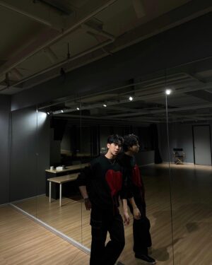 Thanawin Teeraphosukarn Instagram - Black & Red