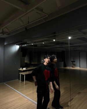 Thanawin Teeraphosukarn Instagram - Black & Red