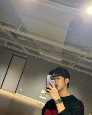 Thanawin Teeraphosukarn Instagram - Black & Red