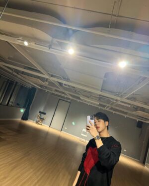 Thanawin Teeraphosukarn Instagram - Black & Red