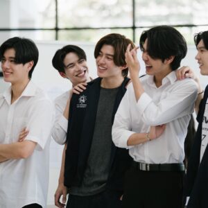 Tharatorn Jantharaworakarn Instagram - สวัสดี เราข้าวฟ่างนะ ยินดีที่ได้รู้จักทุกคน
ตอนนี้ We are ก็จบลงแล้ว ถึงเวลาที่ต้องบอกลาข้าวฟ่างแล้ว ก่อนอื่นเลยบูมอยากขอบคุณ ขอบคุณทุกอย่างในช่วงเวลาที่ผ่านมาที่ข้าวฟ่างได้เข้ามาเป็นสีสันและเข้ามาเป็นความสุขในชีวิตของบูม ยินดีอย่างมากที่ได้รู้จักและใช้ชีวิตไปพร้อมๆกับข้าวฟ่าง ไม่เคยรู้สึกรักและผูกพันกับตัวละครไหนเท่าข้าวฟ่างมาก่อน อาจจะเพราะเรามีหลายๆอย่างที่คลิกกัน ที่รู้สึกเหมือนกัน ที่แสดงออกเหมือนกัน เราเลยรู้สึกสนิทกันได้ไวมากๆ อ่านจนถึงตอนนี้หลายๆคนคงอาจจะรู้สึกแปลกๆว่าบูมสนิทกับข้าวฟ่างได้ด้วยหรอ ทั้งๆที่เราเล่นเป็นข้าวฟ่าง แต่บอกเลยว่าตั้งแต่มีข้าวฟ่างเข้ามาในชีวิต บูมไม่เคยรู้สึกโดดเดี่ยวเลยสักวัน ขอบคุณที่อยู่เป็นเพื่อนบูมในทุกๆโมเมนต์ของช่วงเวลาที่ผ่านมา นึกแล้วก็ใจหายมากๆที่จะไม่ได้อยู่กับข้าวฟ่างแล้ว แต่หวังว่าข้าวฟ่างจะยังคงอยู่ในใจใครหลายๆคนนะครับ อย่าลืมข้าวฟ่างนะ🥺 
ขอบคุณเพื่อนๆทุกคนในเรื่องที่ทำให้ We are เป็น We are ที่ดีขนาดนี้รักทุกคนนะ @ppnaravit @phuwintang @winynny @satangks @aou_tnbknr @marc.m_c @poon_mit12 @pepperphanuroj @jj__chayakorn @tee_vtp @titlekrt @ciizezphr 
และอยากขอบคุณ @gmmtv @tha_sataporn @xiseks @akoakiko @aloneww และผู้ใหญ่ทุกๆคนที่มีส่วนร่วมที่มอบโอกาสให้บูมได้เป็นส่วนหนึ่งในโปรเจกต์นี้ ตั้งแต่วันแรกที่บูมรู้ว่าบูมจะได้เข้าร่วมโปรเจกต์นี้ รู้สึกตื่นเต้นมากๆๆ แล้วอยากขอบคุณมากๆที่เชื่อใจบูม บูมไม่รู้ว่าบูมทำมันออกมาได้ดีไหม แต่บูมพยายามทำสุดความสามารถของบูมแล้วในตอนนี้ถ้ามีอะไรที่ยังไม่ต้องปรับปรุงแก้ไข บูมพร้อมแก้ไขและพัฒนาตัวเองให้ดีขึ้นให้สมกับความเชื่อใจที่ได้รับจากทุกๆคนนะครับ 
แล้วที่ขาดไปไม่ได้เลย อยากขอบคุณแฟนคลับทุกๆคน ไม่ว่าคุณจะเป็นแฟนคลับของใคร หรือว่าเราจะเคยรู้จักกันมาก่อนไหม ขอบคุณที่เข้ามาในชีวิตของบูม ขอบคุณที่ฟ่างนำพาทุกๆคนที่น่ารักมาพบกับบูม บูมอาจจะเป็นคนพูดไม่เก่งพิมพ์ไม่เก่ง แต่บูมรักและยินดีกับการมีอยู่ของทุกๆคนมากๆนะครับ ขอบคุณที่รักและเข้ามาให้บูมรัก ขอบคุณที่ซัพพอร์ตบูมในทุกๆเรื่อง ขอบคุณที่เราได้เจอกัน บูมหวังว่าในวันที่บูมอาจจะไม่น่ารักไปบ้าง ทุกคนจะยังคงอยู่ข้างๆบูมตลอดไปนะครับ รักทุกคนนะครับ ยินดีที่ได้รู้จักทุกคนอีกครั้งนะครับ จาก…เยลลี่บูม💜