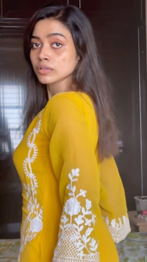 Tharshika Instagram - Apadi ena sir iruku Antha ponnu kita ?🙈 💛

#reeloftheday #minsarakanavu #tharsika #tamilcinema #tamilactress #tamilsong #tamilponnu