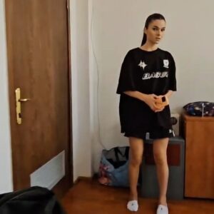 Theo Rose Instagram - Ieri am inceput sa filmam sezonul 12 @vocea_romaniei ♥️
Cam asa arata viata aici cu @horiabrenciu :)) nu ma plictisesc nici daca vreau. 
Revin cu noi momente incendiare filmate cu drujba 😂