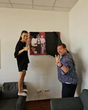 Theo Rose Instagram - Ieri am inceput sa filmam sezonul 12 @vocea_romaniei ♥️
Cam asa arata viata aici cu @horiabrenciu :)) nu ma plictisesc nici daca vreau. 
Revin cu noi momente incendiare filmate cu drujba 😂