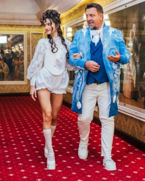 Theo Rose Instagram - Tot noi. Varianta Bridgerton daca vreti:)) 
Voiam sa va spun ca am creat o pagina de instagram a echipei noastre. Va invit sa dati un follow la @horia.roz pentru momentul in care vom incepe sa va bombardam cu momente de la repetitii si filmari. 
Ca in fiecare an… avem o echipa de nebuni. O sa va placa! 
@horia.roz