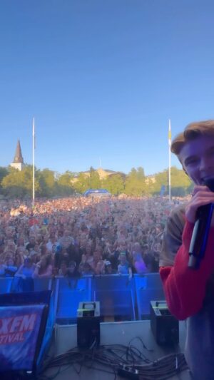 Theodor Haraldsson Instagram - Karlstad var magi ❤️ Imorgon är det dags igen!! 
KALMAR e ni redo?? @rixfmfestival 
Missa inte att jag även kommer att ha signering på Stortorget 16:10

På lördag kommer jag, mina dansare och musiker till Trosa och på söndag är det dags för RIX i Malmö!