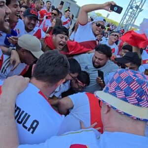 Thiago Vernal Instagram - VAMOS PERU CRJ! 🔥🔥 Que hermoso poder apoyar a la sele 🇵🇪 con mis mejores amigos y gente increíble. Hermosa experiencia @adidaspe #creadoconadidas