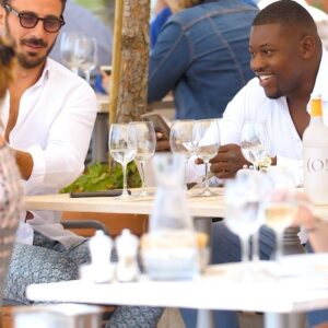 Thibaut Morgado Da Costa Instagram - With my bro 🤍
Même si tu bois que de l’eau et qu’on a dû te remplir un fond de verre de rosé pour la vidéo sache que tu restes mon ami 😅😘
👨🏾‍🦲 : @paivathierry 
📸 : @teokonczylo