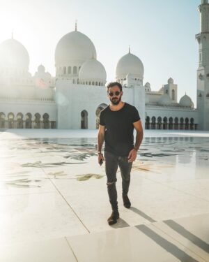 Thibaut Morgado Da Costa Instagram - Grand Mosque Abu Dhabi 🕌 🖤
.
.
#uae #dubai #abudhabi #mosque #mosqueeabudhabi #beautiful #travel #black #instagram #instalife #picture #work