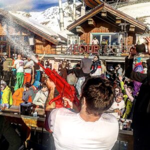Thibaut Morgado Da Costa Instagram - CHAMPAGNE SHOWER🎿🍾🔫 best party ever 🎶 #3vallees #weekend #sunday #ski #foliedouce