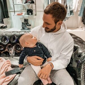 Thibaut Morgado Da Costa Instagram - Un jour j’espère 🙏🏼 que le Père Noël 🎅🏼m’offrira une aussi belle fille que toi Lya 👧🏼🥰 Je lui manque pas trop ? 🙄 @theangelya @_lcz33 & @instasophye 😂
.
.
.
.
#christmas #merrychristmas #noel #happy #girl #beautiful #parents #lya #cute #friends #seeyousoon #holidays #miss #oneday #hope