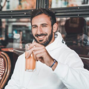 Thibaut Morgado Da Costa Instagram - À votre avis, qui me rend heureux comme ça ? 😍🤷🏻‍♂️
.
.
.
#france #paris #city #weekend #travel #home #friends #white #balenciaga #smile #happy #breakfast #love #think #futur #lifestyle #picture
