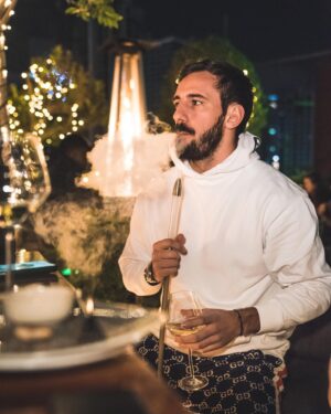 Thibaut Morgado Da Costa Instagram - 👳🏻‍♂️👀
.
.
.
. 
#dubai #dubai🇦🇪 #uae #travel #chicha #glasses #wine #gucci #corona #food #love