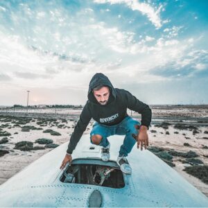 Thibaut Morgado Da Costa Instagram - Tout commence par un rêve 💭✈️
.
.
.
.
📷 : @david_viarouge 
#dubai #paris #fly #avion #sky #lost #friends #holidays #love #next #desert #travel