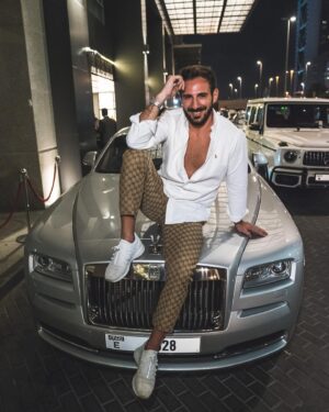 Thibaut Morgado Da Costa Instagram - Keep smile 😷✌🏼
.
.
.
#dubai #emirates #travel #picture #rollroyce #rollsroyce #grey #gucci #goodvibes #luxury #luxurylifestyle #weekend #night #burjkhalifa #instagram #travelphotography