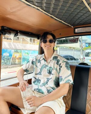 Thomas Chang Instagram - Missing Phuket 🇹🇭
整理照片的時候發現
原來笑容是有能量的
竟然被自己的笑療癒了🥺🥺
看來最近壓力真的太大
要好好調整自己才行👽 #throwback