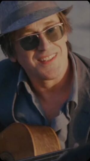 Thomas Dutronc Instagram - Vous l’attendiez, je l’attendais, on l’attendait tous... et il est enfin là !
Mon nouveau clip “Il n’est jamais trop tard” est maintenant disponible ! 🎉🎸
Rendez-vous sur YouTube pour découvrir ce petit bijou (Voir lien en bio)
N’hésitez pas à me dire ce que vous en pensez, vos commentaires me donnent toujours le sourire.
Merci de tout cœur pour votre soutien indéfectible. Et rappelez-vous, il n’est jamais trop tard pour rêver, aimer, danser... et écouter de la bonne musique !

À très bientôt sur scène 🎶🔥

#IlNestJamaisTropTard
#ThomasDutronc