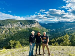Thomas Jane Instagram - Two Tom’s and a Tim?  Tom, Tim, Tom?! I dunno… 😂 Thanks @therealcthomashowell @cardcarrying_thomasjane for coming to Big Sky Country and checking out the @wiseriverclub