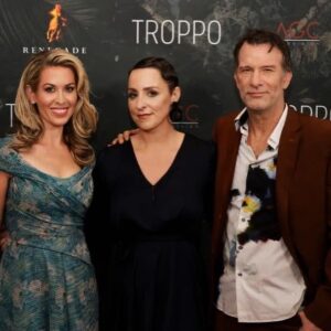 Thomas Jane Instagram - A evening Fitzgerald might have written… after years of work kicked off by the writings of @candicefoxauthor and the show running writing of @yolandaramke … thank you @amazonfreevee @amazonstudios who became home to our #troppo… And thank you to the cast and creators, someone of whom flew halfway around the world to stand together, toast, in some cases MEET, enjoy and celebrate … over an iced 🐊 crocodile and under the full eclipse of a Super Blood Flower Moon… surreal, the loveliest of people … friends became family… see you THIS FRIDAY, May 20th… 2 days to go… premiering on AMAZON FREEVEE …. #TROPPO 🐊🔥❤️

(Photo credit to a mixture of @breckeisner @yolandaramke @markhosack @jaime_king … xo)

#thomasjane #supermoon #eclipse #amazon #troppo #candicefox #jaimeking #breckeisner #courtneylaurenpenn #yolandaramke #radhamitchell #agc #eqmedia #wearerenegade #davidlyons