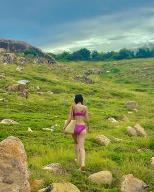 Thùy Anh Instagram - Hoa hồng trên cỏ xanh 🌸 #thuyanh #thuỳanh #phuyen