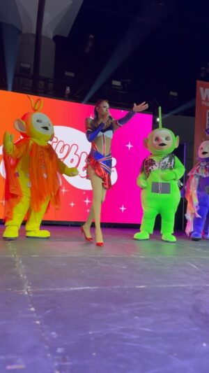 Tia Kofi Instagram - You’ve gotta read my l-l-l-l-lips! 💋 #DragRaceUK vs The World S2 champion @tiakofi performed her hit single with the @teletubbieshq on the @wowpresentsplus Main Stage at #DragCon LA

🎟️ Tickets on sale at rupaulsdragcon.com
🌴 LA: Today   tomorrow July 19 & 20
🇬🇧 UK: 10 & 11 Jan 2025