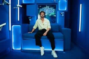 Tiago Correa Instagram - Y tan si entro?….

Conociendo la casa de los famosos con la familia de @vix 

Aquí en el confesionario… ufff lo que vivirán los nuevos participantes sentados en este lugar.

Desde este Domingo por @vix y @canalestrellas