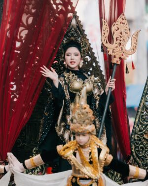Tiara Andini Instagram - GLAD TO BE BACK FOR JEMBER FASHION CARNAVAL! 
terimakasih untuk semua yang udah support aku. terimakasih sebanyak banyaknya untuk kak @bubahalfian yang telah merealisasikan keinginan kita semua. thank you segala bantuannya kebin, kak ivan, mas tama, mas iwan, dll.
for all my 10 dancers yang dikabarin cuma h-2 and u guys did it perfectly fire?! GONG!
untuk abang abang yg dorong keretaku dan back dancers lainnya thank u so much. 
and of course my lovely team @pingsbraid @milsonmassie @fawzypadly yang sama sama gaada istirahatnya tapi masih totalitas bikin aku cans kewl perf makasih banyak! <3 
last, yang gak disangka sangka adalah mootiara surabaya, mootiara jogja juga ikutan hadir untuk nonton aku di Jember! tentu ada mootiara jember juga yang dateng. 
terimakasih banyak JFC sudah menjadi salah satu saksi perjalanan karirku dari dulu sampe sekarang, sudah 4x ikut defile yang berbeda tiap tahunnya tapi gapernah ada kata bosen pengen ikutan lagi. 
antusias penonton yang tiap tahun makin hebohh, itu yang bikin ilang rasa capek.
THANK YOU FOR ALL THE LOVE