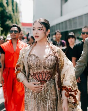 Tiara Andini Instagram - GLAD TO BE BACK FOR JEMBER FASHION CARNAVAL! 
terimakasih untuk semua yang udah support aku. terimakasih sebanyak banyaknya untuk kak @bubahalfian yang telah merealisasikan keinginan kita semua. thank you segala bantuannya kebin, kak ivan, mas tama, mas iwan, dll.
for all my 10 dancers yang dikabarin cuma h-2 and u guys did it perfectly fire?! GONG!
untuk abang abang yg dorong keretaku dan back dancers lainnya thank u so much. 
and of course my lovely team @pingsbraid @milsonmassie @fawzypadly yang sama sama gaada istirahatnya tapi masih totalitas bikin aku cans kewl perf makasih banyak! <3 
last, yang gak disangka sangka adalah mootiara surabaya, mootiara jogja juga ikutan hadir untuk nonton aku di Jember! tentu ada mootiara jember juga yang dateng. 
terimakasih banyak JFC sudah menjadi salah satu saksi perjalanan karirku dari dulu sampe sekarang, sudah 4x ikut defile yang berbeda tiap tahunnya tapi gapernah ada kata bosen pengen ikutan lagi. 
antusias penonton yang tiap tahun makin hebohh, itu yang bikin ilang rasa capek.
THANK YOU FOR ALL THE LOVE