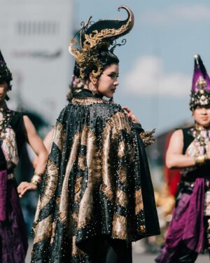 Tiara Andini Instagram - GLAD TO BE BACK FOR JEMBER FASHION CARNAVAL! 
terimakasih untuk semua yang udah support aku. terimakasih sebanyak banyaknya untuk kak @bubahalfian yang telah merealisasikan keinginan kita semua. thank you segala bantuannya kebin, kak ivan, mas tama, mas iwan, dll.
for all my 10 dancers yang dikabarin cuma h-2 and u guys did it perfectly fire?! GONG!
untuk abang abang yg dorong keretaku dan back dancers lainnya thank u so much. 
and of course my lovely team @pingsbraid @milsonmassie @fawzypadly yang sama sama gaada istirahatnya tapi masih totalitas bikin aku cans kewl perf makasih banyak! <3 
last, yang gak disangka sangka adalah mootiara surabaya, mootiara jogja juga ikutan hadir untuk nonton aku di Jember! tentu ada mootiara jember juga yang dateng. 
terimakasih banyak JFC sudah menjadi salah satu saksi perjalanan karirku dari dulu sampe sekarang, sudah 4x ikut defile yang berbeda tiap tahunnya tapi gapernah ada kata bosen pengen ikutan lagi. 
antusias penonton yang tiap tahun makin hebohh, itu yang bikin ilang rasa capek.
THANK YOU FOR ALL THE LOVE