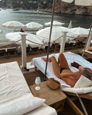 Tiia Elg Instagram - 📍Suorinta tietä kentältä beach clubille. Tai no ei ehkä suorinta tietä, mutta mielettömällä näköalalla varustettua tietä. Käveltiin reippaina matkalaukkujen kanssa maisemareittiä, paikallinen herra varoitteli meitä etukäteen, ettei ole kuulemma helpoin reitti etenkään laukkujen kanssa, mutta minkäs teit. Haluttiin perille ja taksilla ei päässyt lähellekään. Ps. Tarkeni ilman huppariakin. 🙌🏼