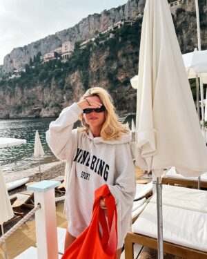 Tiia Elg Instagram - 📍Suorinta tietä kentältä beach clubille. Tai no ei ehkä suorinta tietä, mutta mielettömällä näköalalla varustettua tietä. Käveltiin reippaina matkalaukkujen kanssa maisemareittiä, paikallinen herra varoitteli meitä etukäteen, ettei ole kuulemma helpoin reitti etenkään laukkujen kanssa, mutta minkäs teit. Haluttiin perille ja taksilla ei päässyt lähellekään. Ps. Tarkeni ilman huppariakin. 🙌🏼