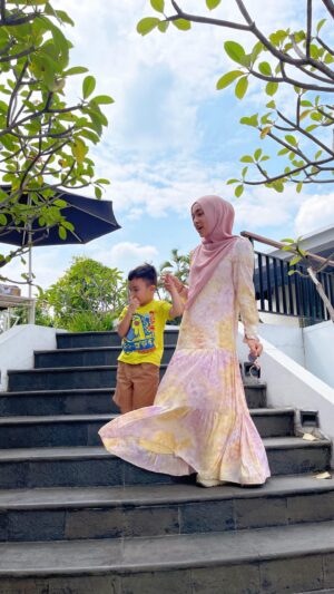 Tika Bravani Instagram - ganggu orang kerja aja sih, mbak🗿

Pasang tripod kelamaan, tiba-tiba rame tukang lewat.. mana cuma ini kenangan liburan 🤏🥲

👗 @hsr_syari