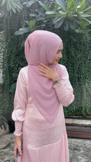 Tika Bravani Instagram - Dilema ibu-ibu bekerja..
Semangat yaa, Bu 🥹🙇‍♀️

👗 @hsr_syari