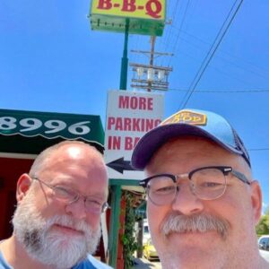 Tim Hooper Instagram - Got to visit with my friend @thefidget for some of my favorite #texasbbq at @swingingdoorbbq #bbq #happybear