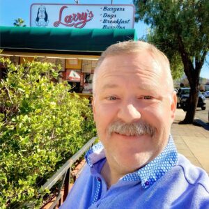 Tim Hooper Instagram - Finished recording my VO demo so I treated myself to a 🌭 at @larryschilidogs and now I’m a very happy man.

#voiceover #actorslife #chilidogs #getinmybelly #voiceoverartist #voiceoverbear